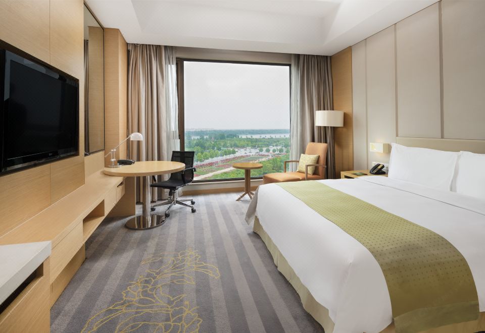 Holiday Inn Nanyang1 King Bed Standard Lake View 