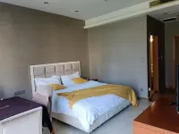 Huaying Peak Business Hotel