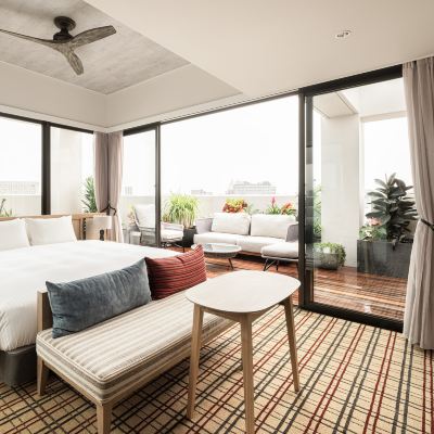 行政特大床房（帶露台） 那霸久茂地巢穴飯店優惠