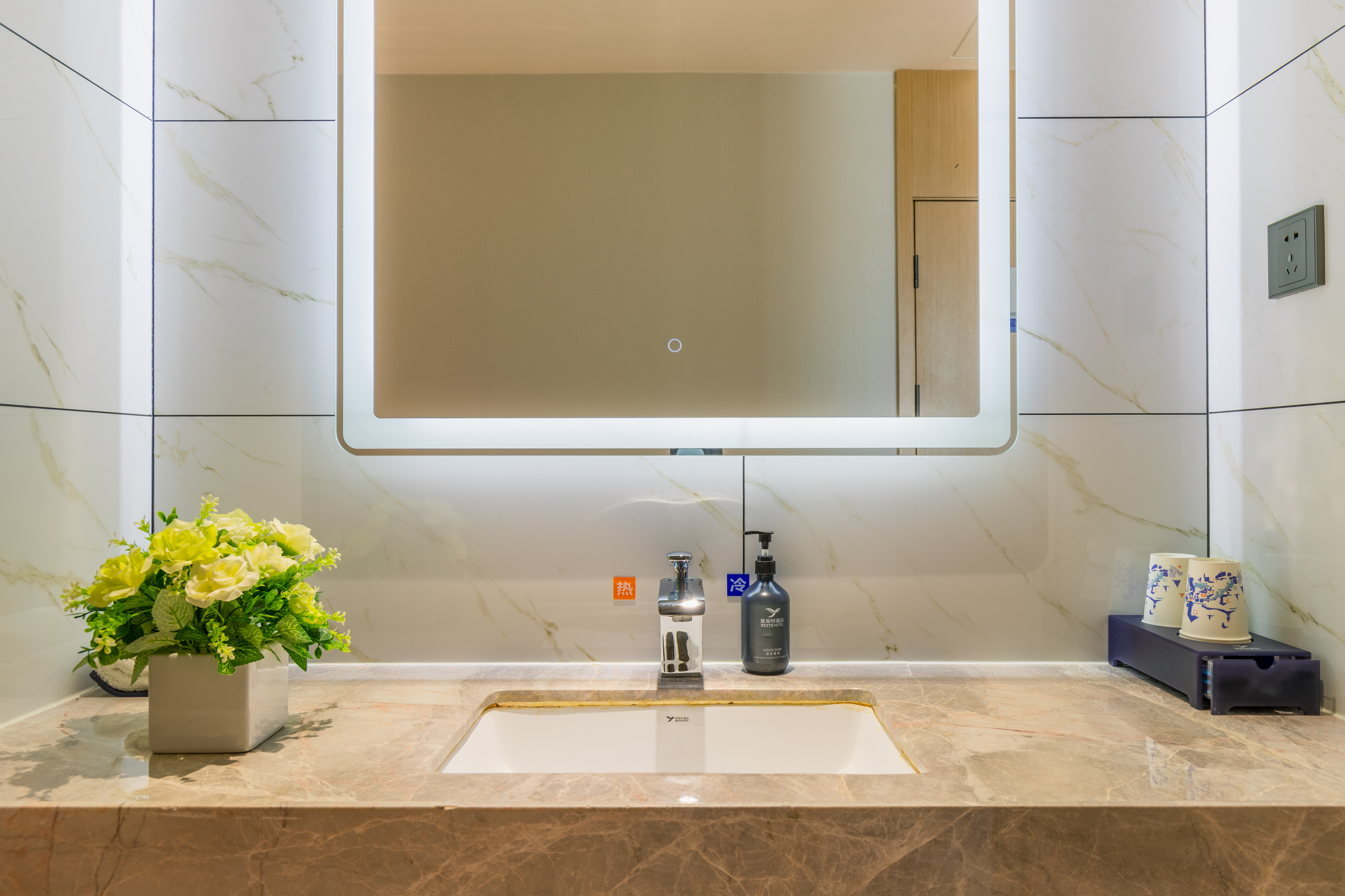 家庭房（两房三床+私人空间亲子娱乐互动）