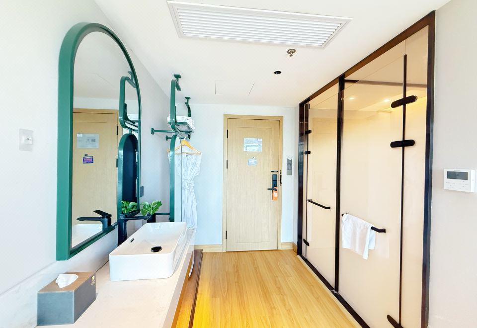 商务舒适大床房 （65寸高清投屏）