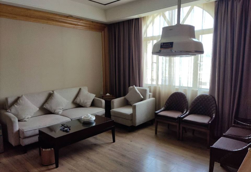 行政套房：休閑棋牌+尊享特大床+坐臥沙發