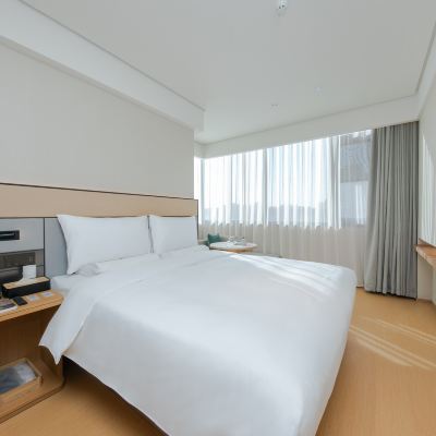 舒壓高級特大床房（65寸投屏電視＋小冰箱） 全季酒店（北京燕莎三元東橋店）優惠