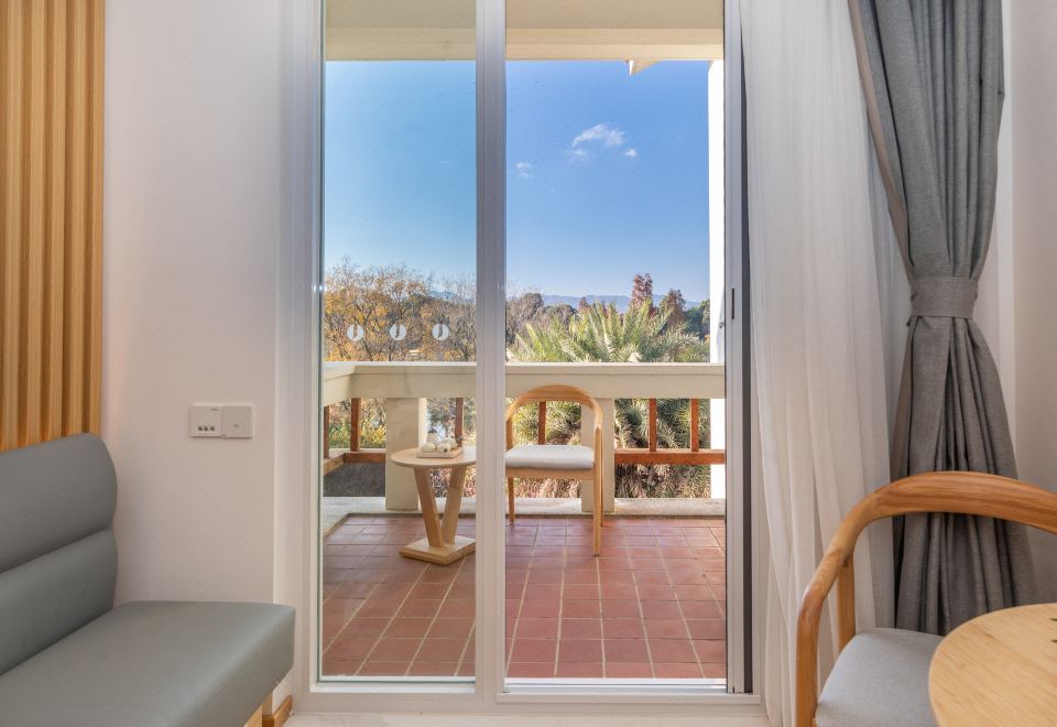 Jianguo HIDDEN Hotel (Kunming Dianchi Haigeng Park)Yonghuangguzhu Grand Bedroom (Viewing Balcony)