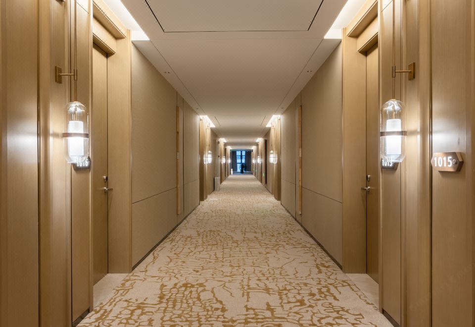 PTOSSOM HOTELBusiness Queen Room