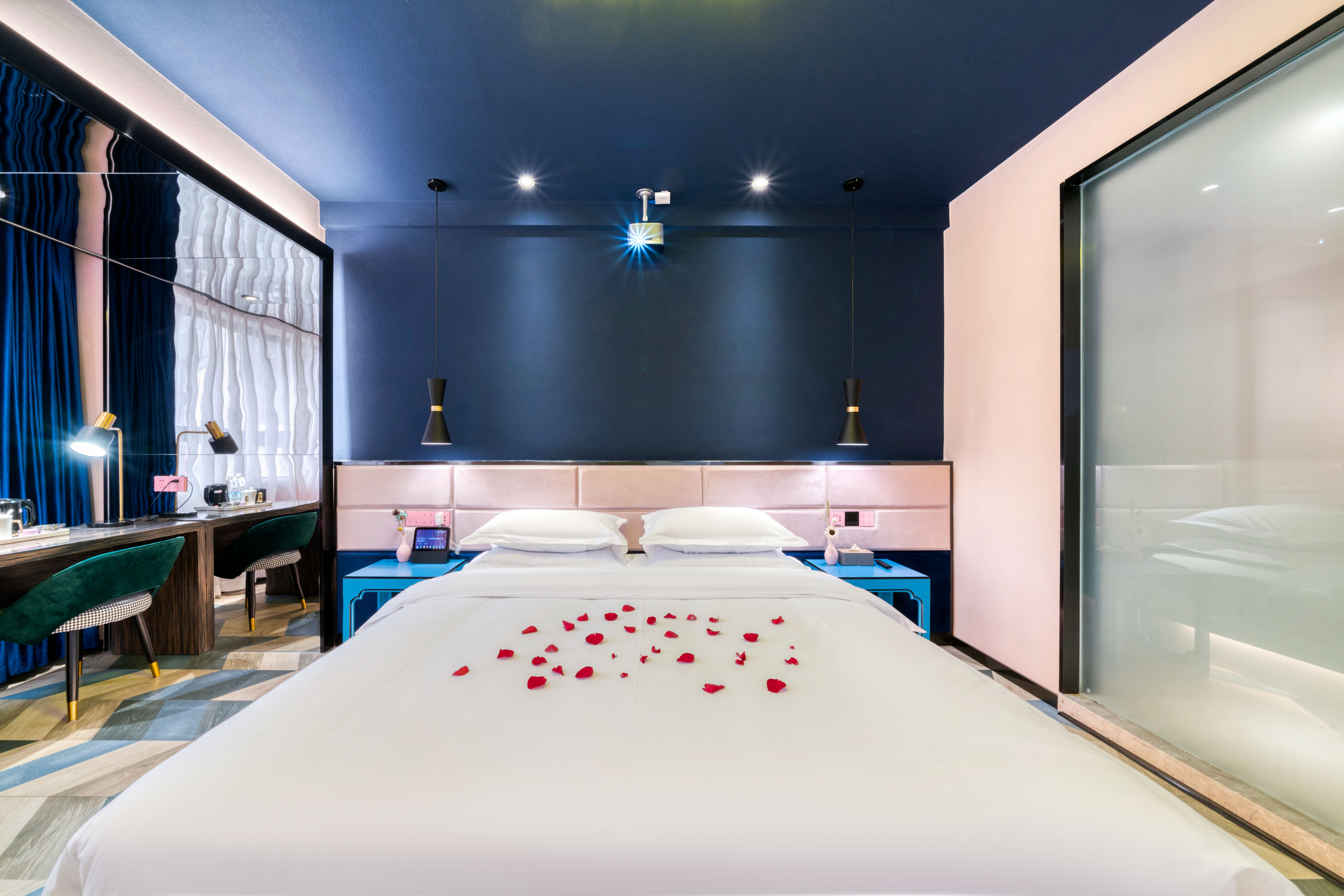 柔光投影主題大床房（120寸幕布+無線投屏+立體聲）