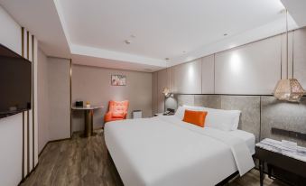 A large bed with modern furnishings is positioned in the middle room, accompanied by a white accent wall at Yitel Premium (Shanghai people's Square Nanjing Road Pedestrian Street shop)