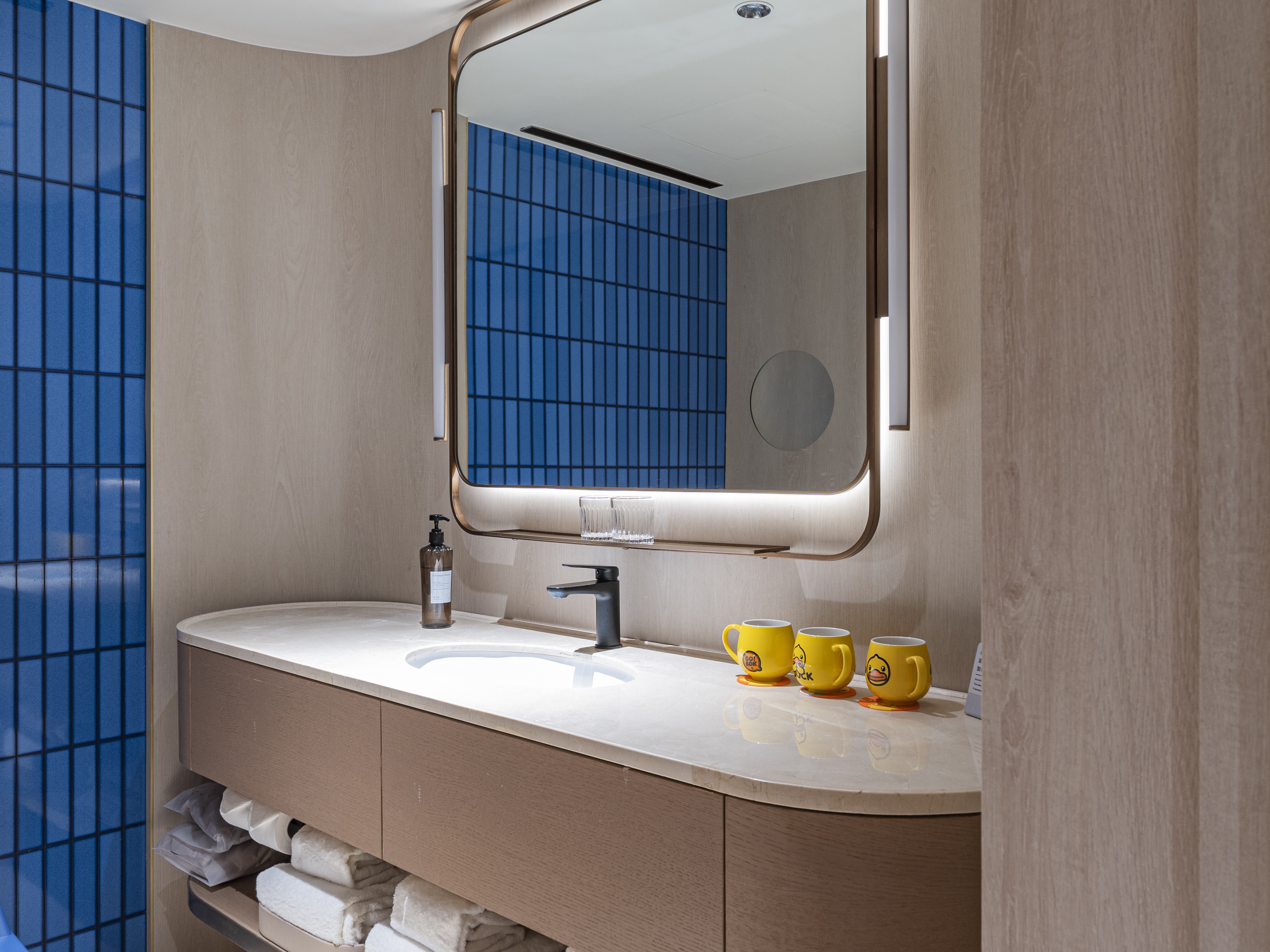 豪华亲子房 （智能客控+小冰箱+65寸投屏电视+零压床垫）