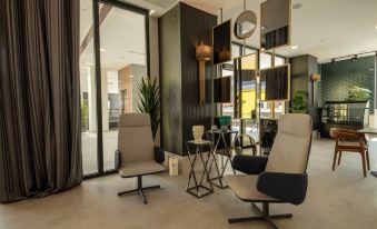 V Center Hotel - Housity