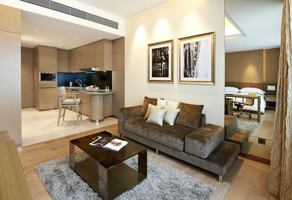 Studio Executive King