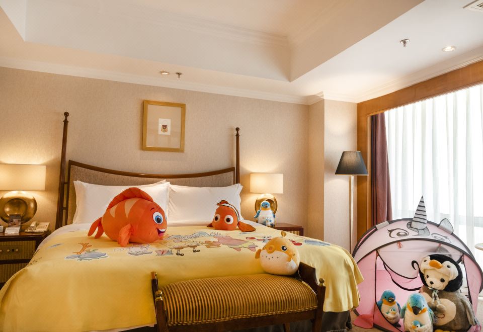 Crowne Plaza QingdaoUnderwater World Family Suite