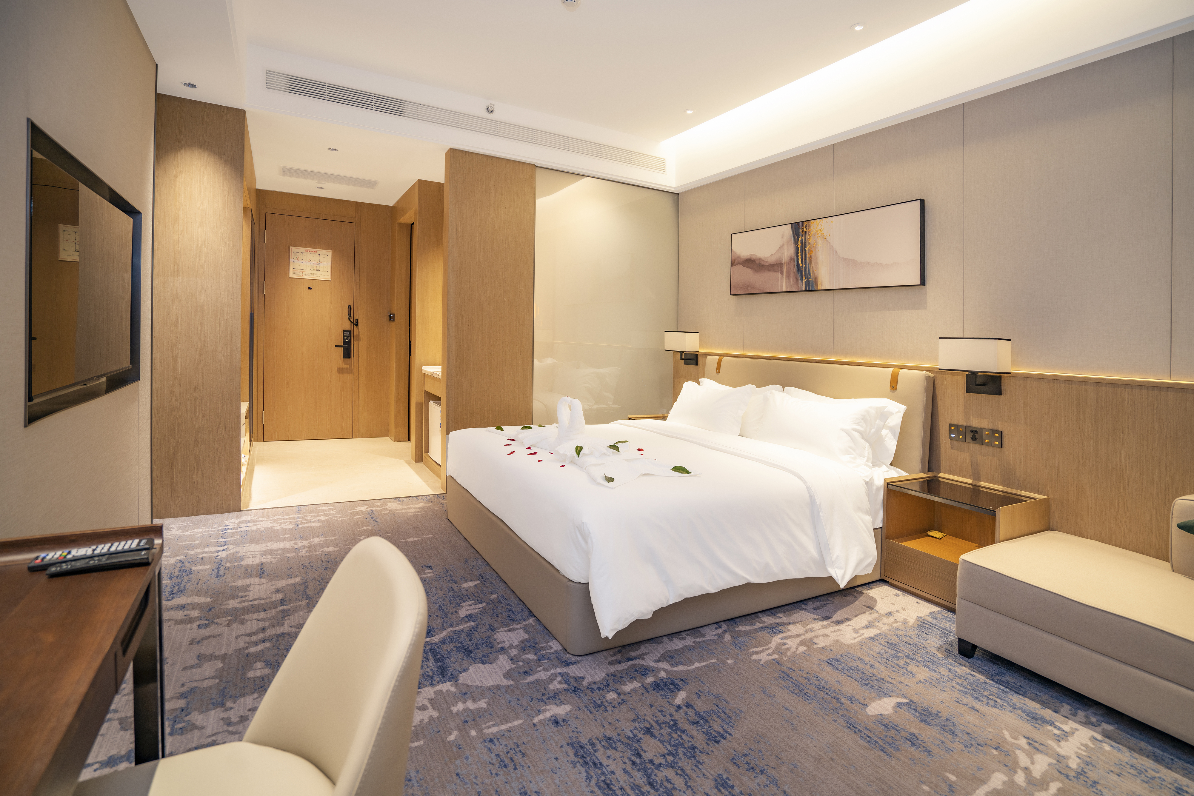 行政大床房【深睡舒眠床垫+舒睡羽绒被+现代简约沙发】