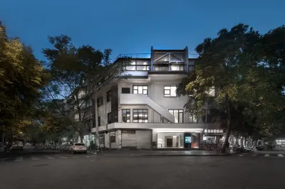 Kinmirai Gallery Hostel（Chunxi Road Taiguli store） Hotele w: 