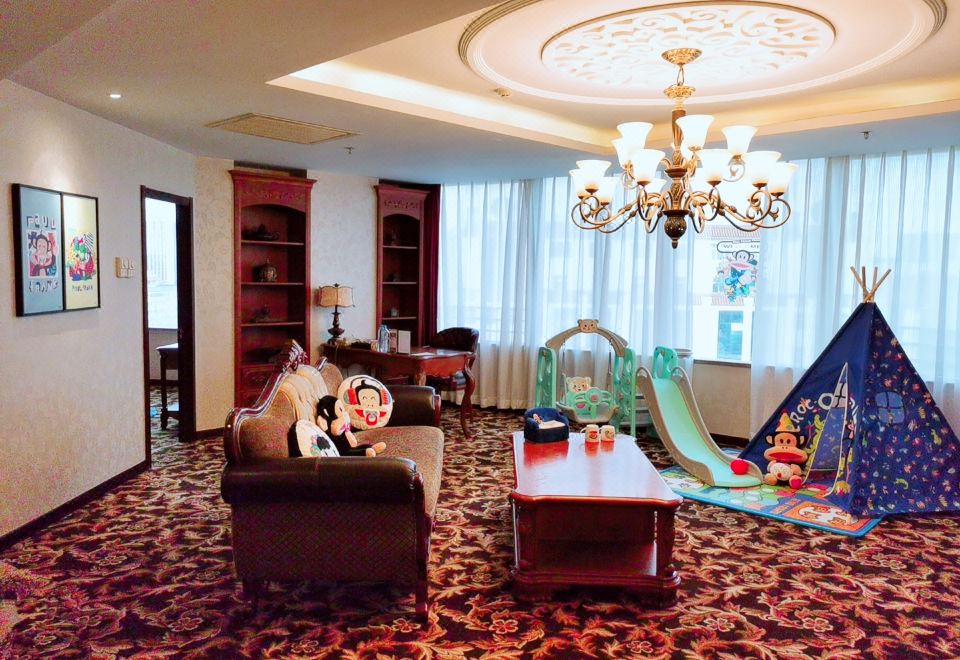 Howard Johnson Paragon Hotel BeijingThemed Family Friendly Suite
