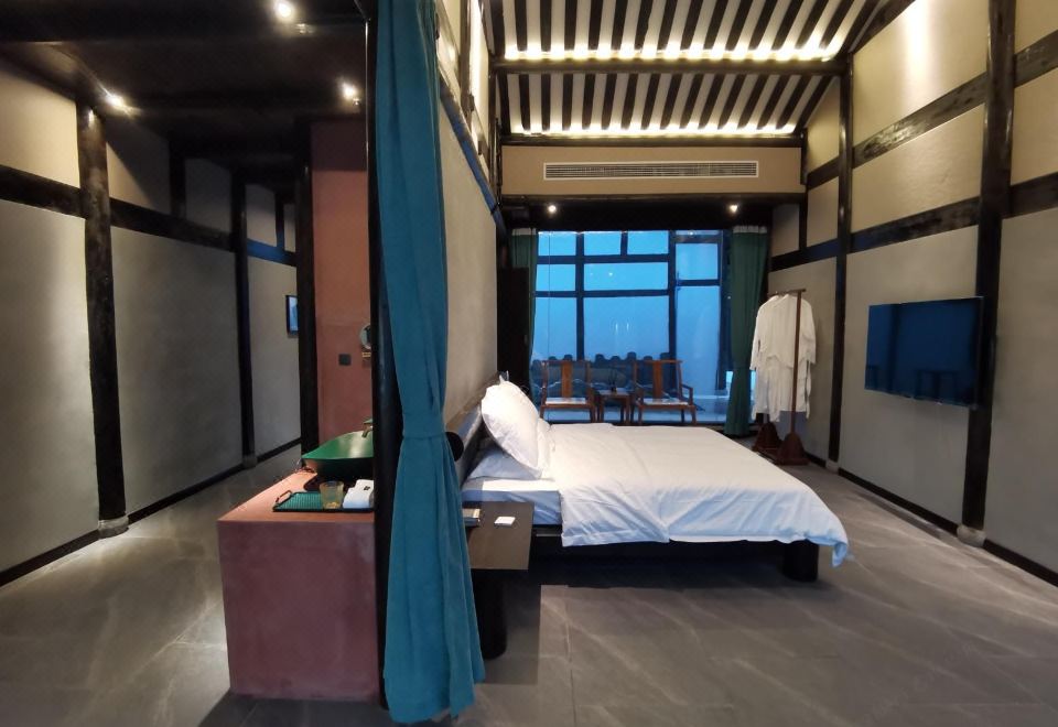 Suite - Courtyard-View