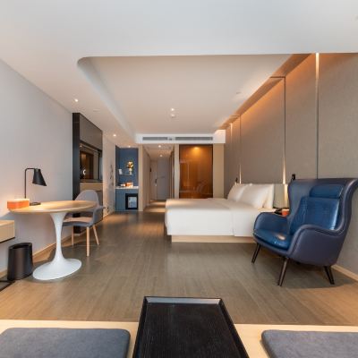 高級大床房（裸棉床品+投屏電視+小冰箱） 佛山順德歡樂海岸亞朵飯店優惠