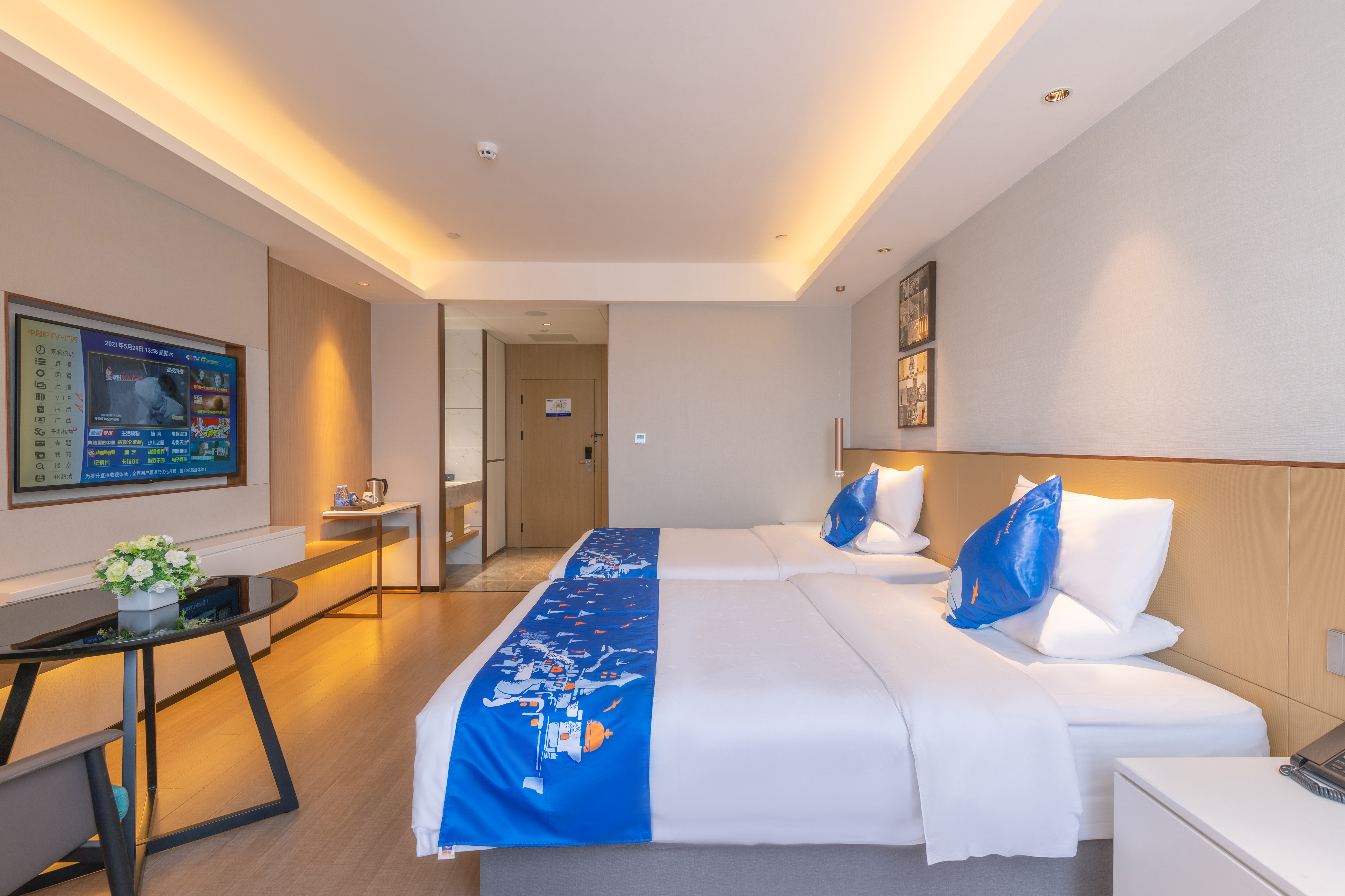高级双床房（电视投屏+办公桌椅+婚房布置）