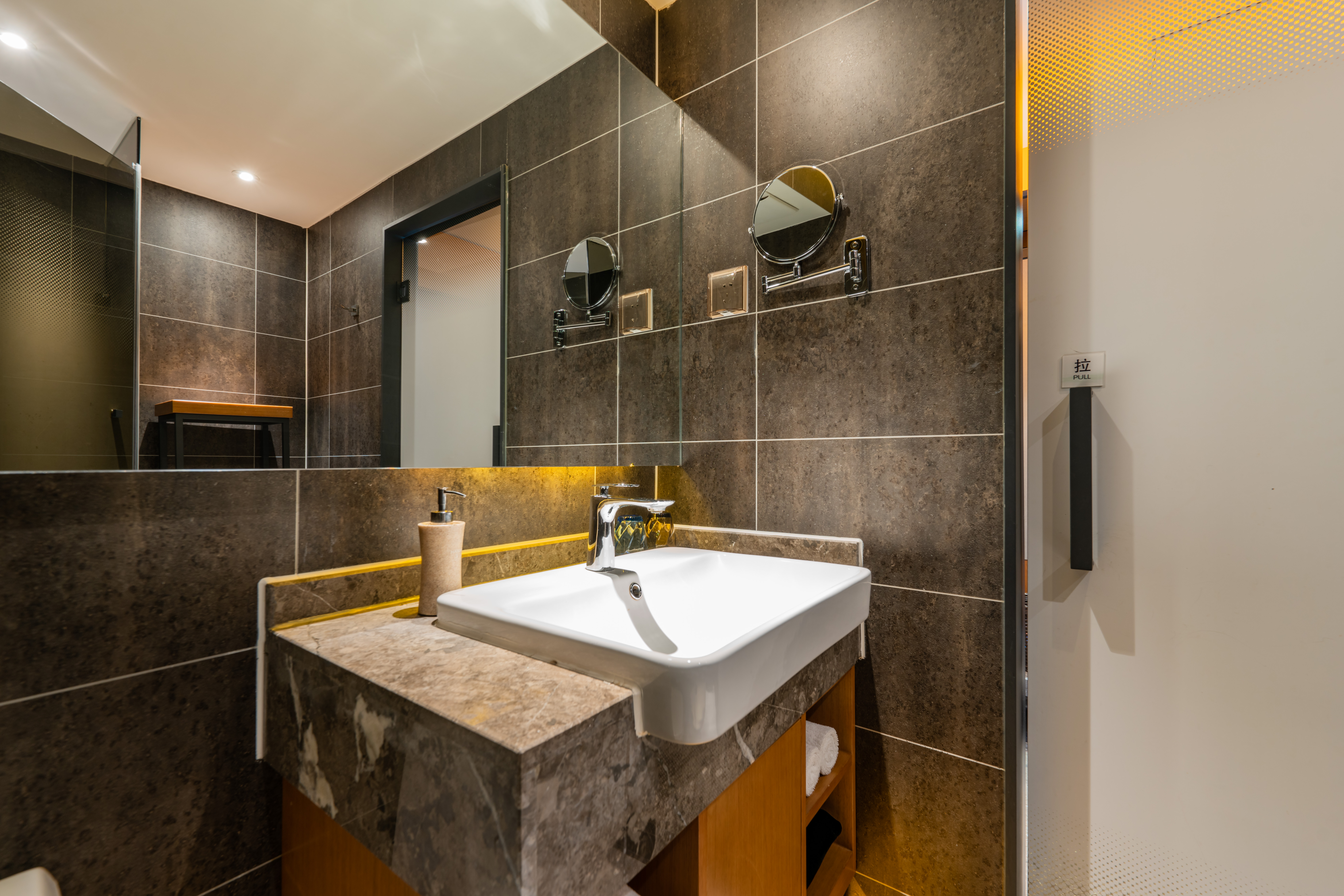 明星舒适大床房（明亮外窗+会客沙发区+柔软羽绒枕）