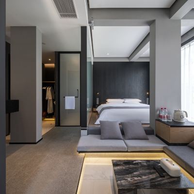 釋壓星辰景觀大床房-巨幕投影-俯瞰街景 LIA取捨·力亞精品公寓（華強北店）優惠