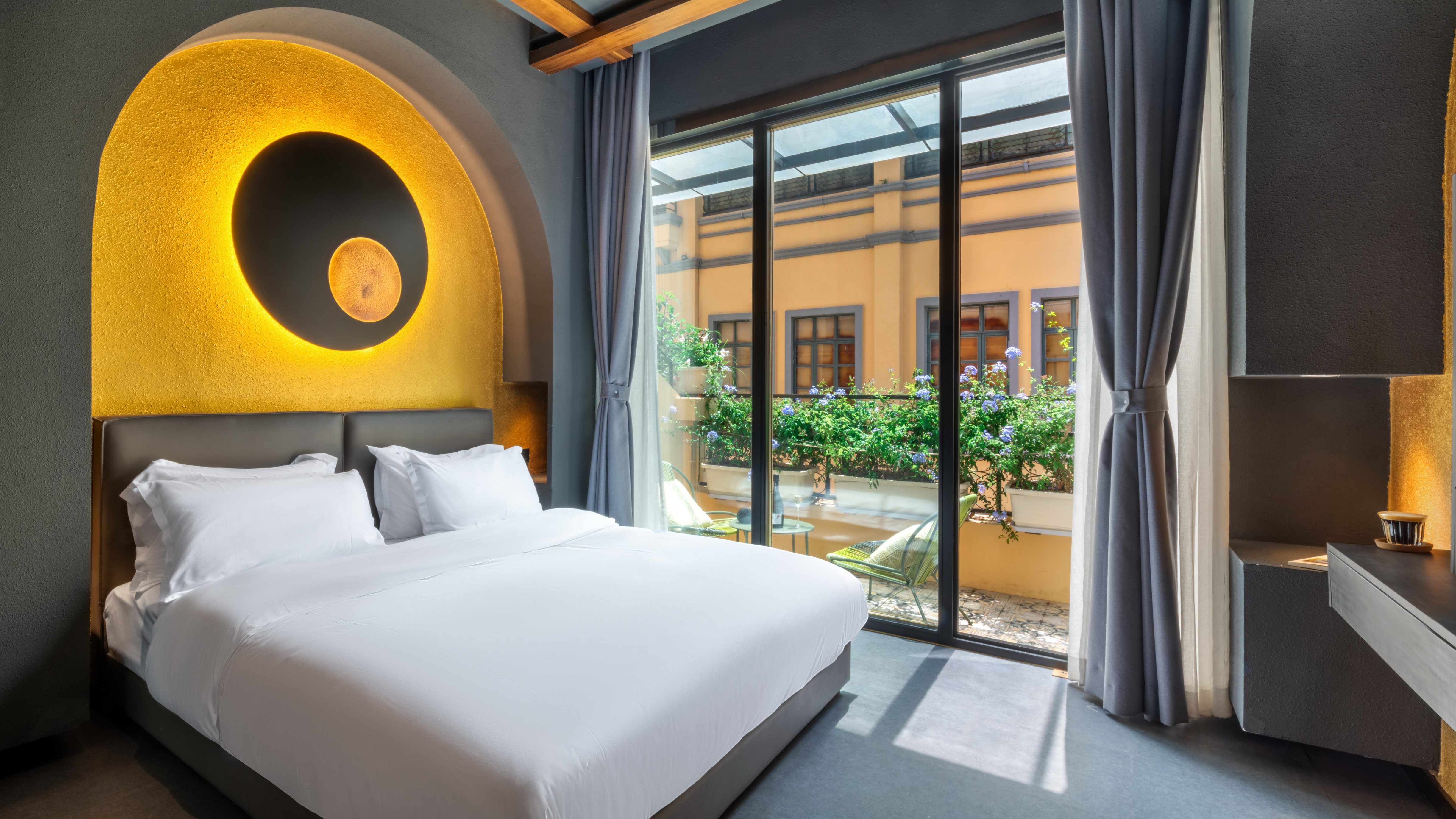 哈尼| 阳台格调大床房