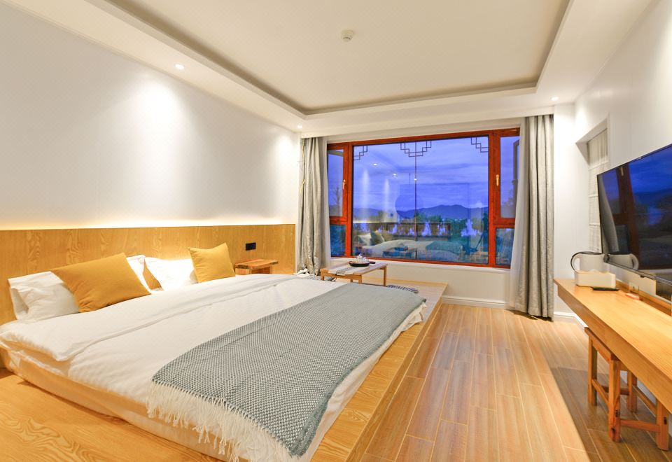 觀日出温馨湖景大床房