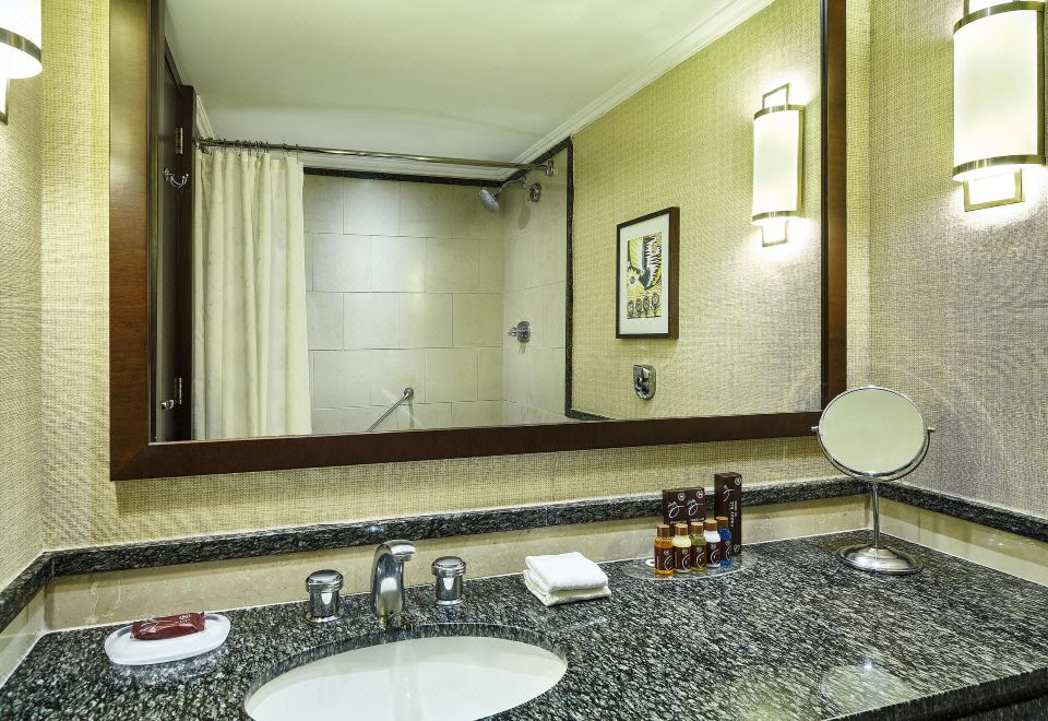 低层海滨豪华两张双人床房 （带阳台）