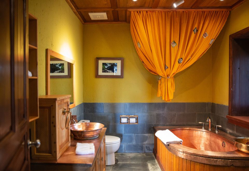 Songtsam Shangri-la LinkaDeluxe Suite