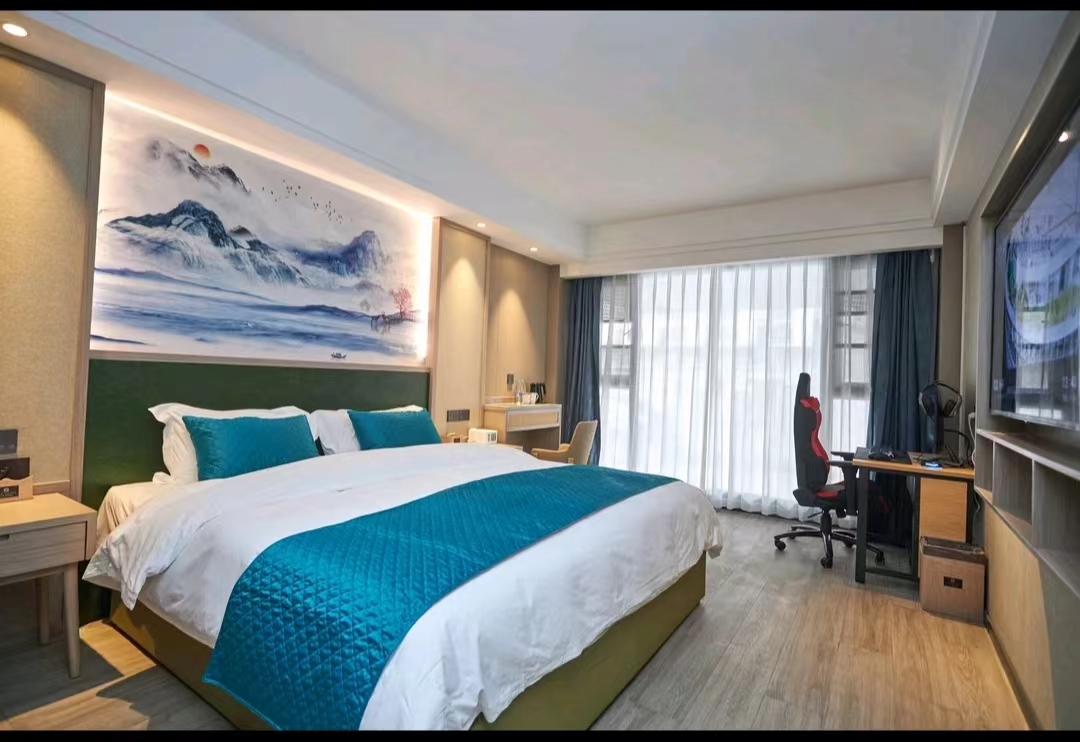 Queen Room With E-sports