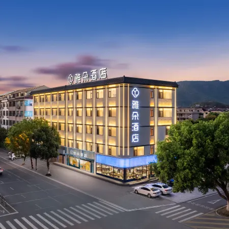 Yaduo Boya Hotel (Hengdian World Studios Ming and Qing Palace Gardens) Отели в г. Донян
