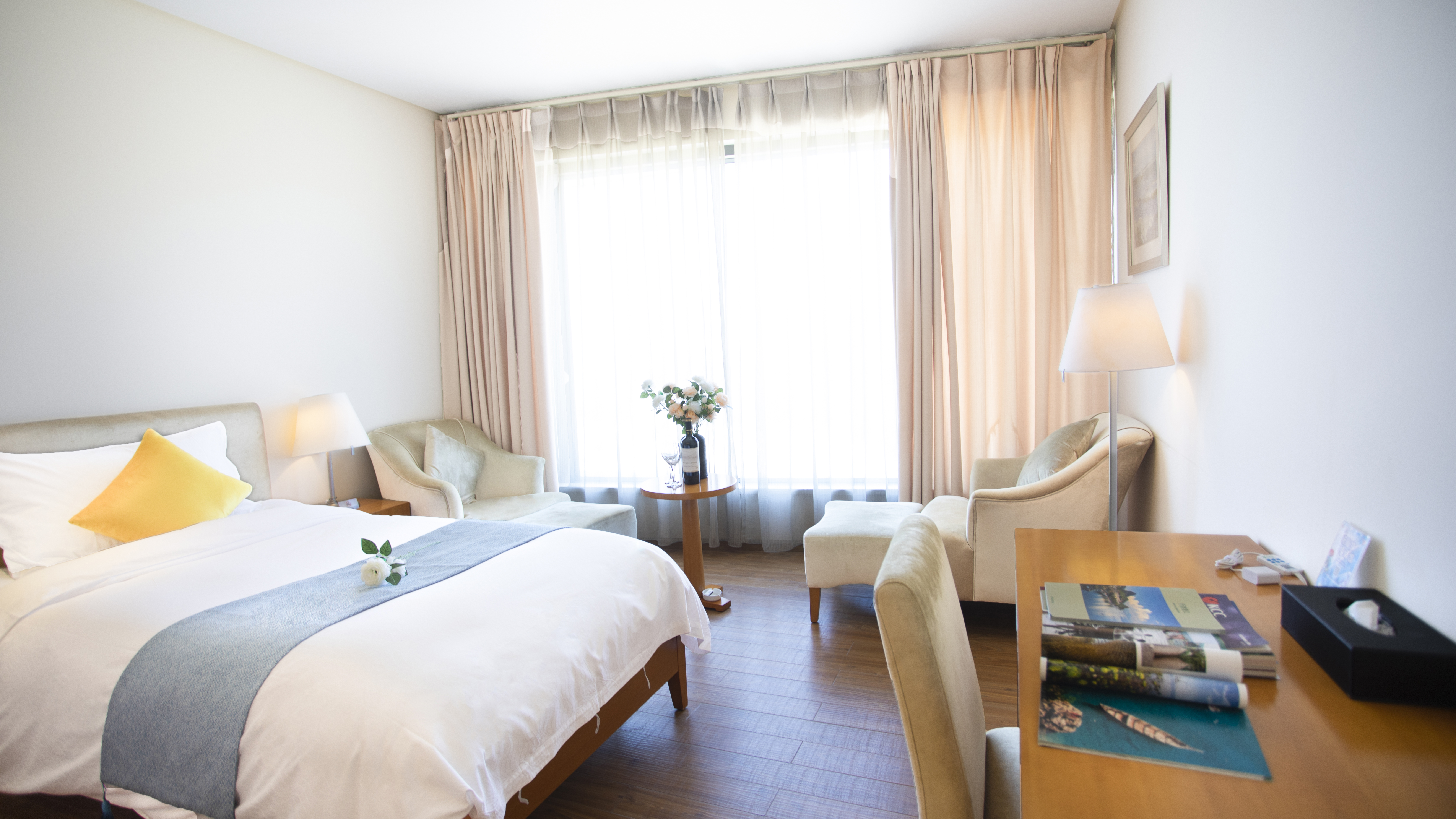 高級湖景大床房