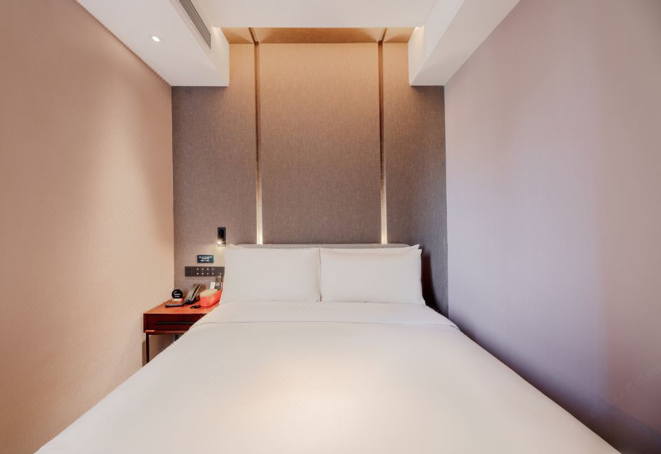 Atour Hotel (Lanzhou Xiguan Zhangye Road Pedestrian Street)Elegant Queen Room