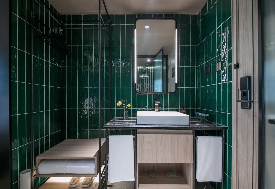 高级大床房（小冰箱+智能客控+手机投屏）