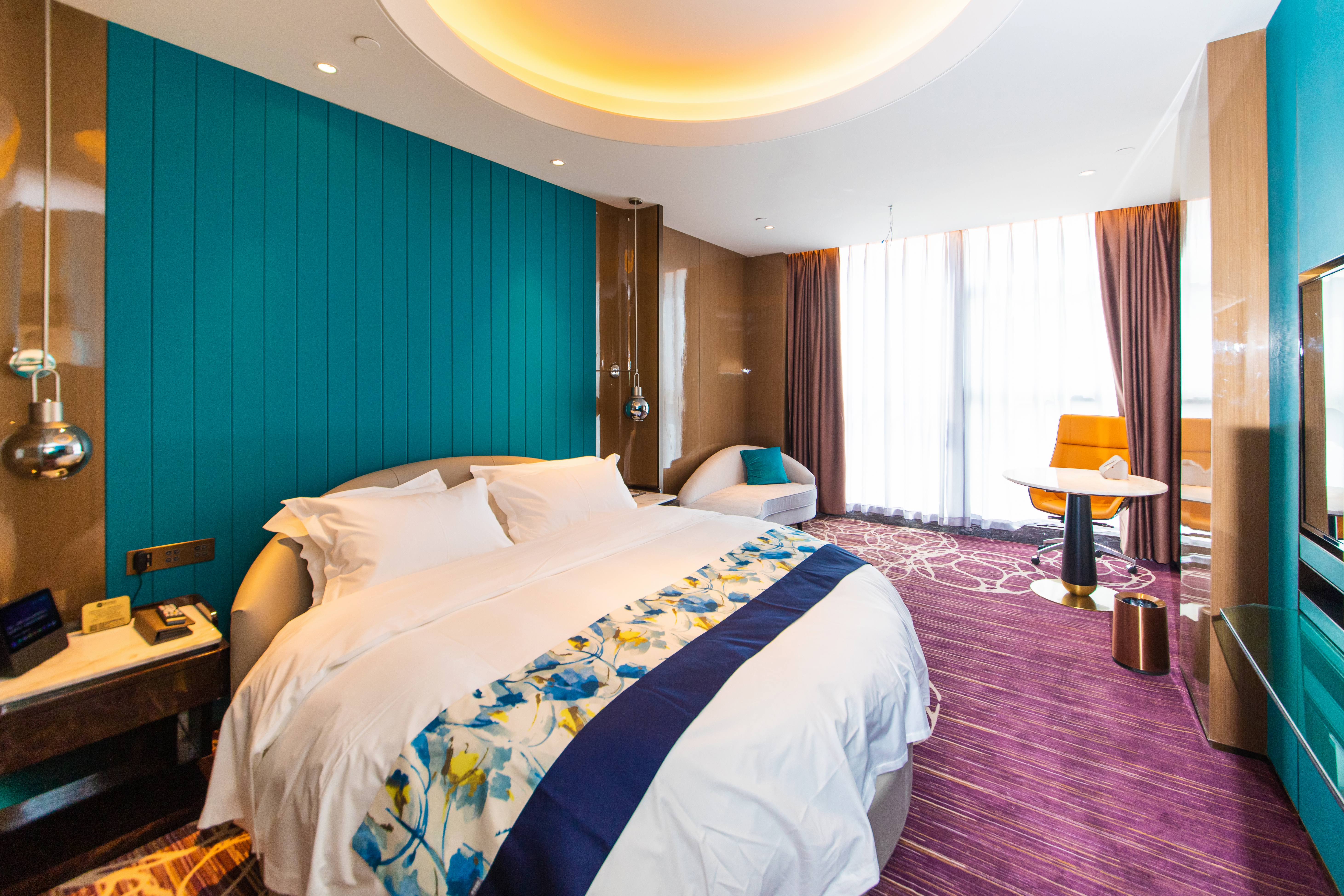 至尊行政大床房 【慕斯床垫+鸭绒被+记忆枕+远景浴缸】