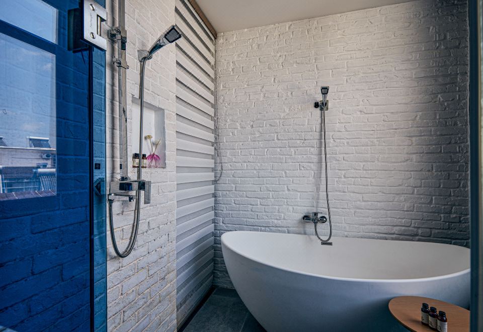 中山·私享阳台园景套房|深泡浴缸+智能马桶+茶台茶具