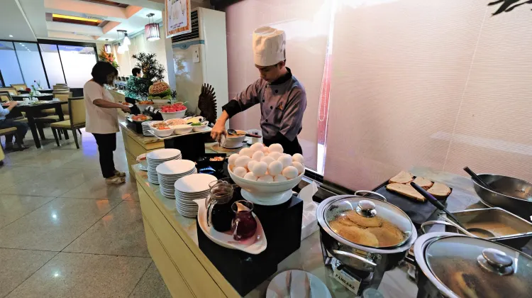 The Pinnacle Hotel and Suites 食事・レストラン