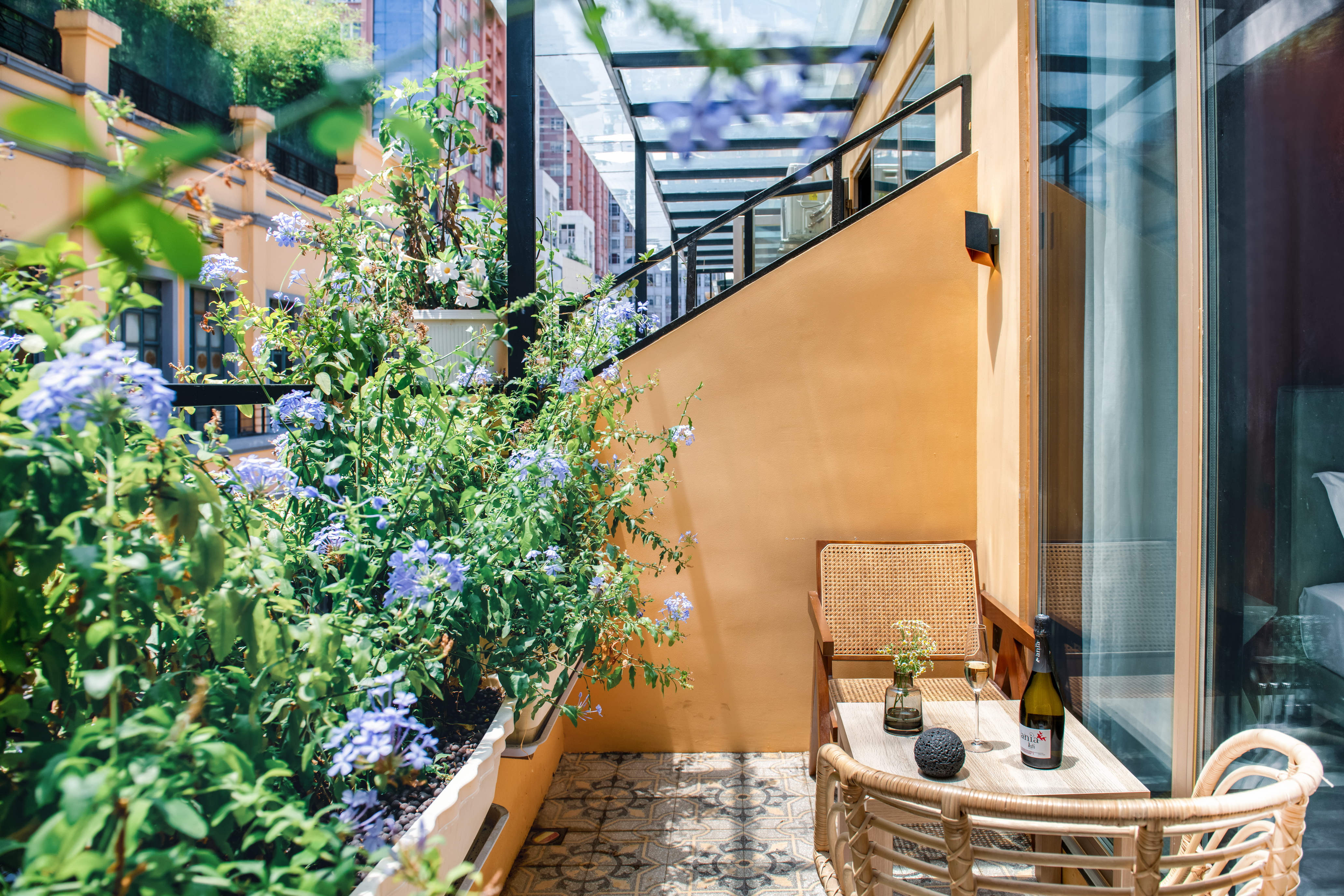 景颇| 阳台格调大床房