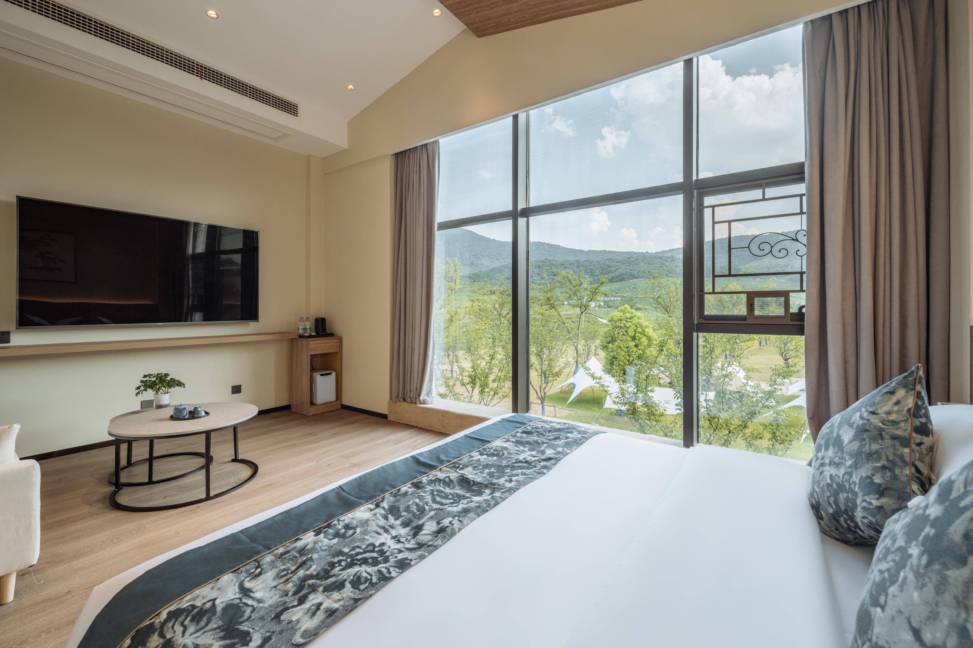 观山大床房（远观山景+草坪景+中央空调+智能客控+沙发）