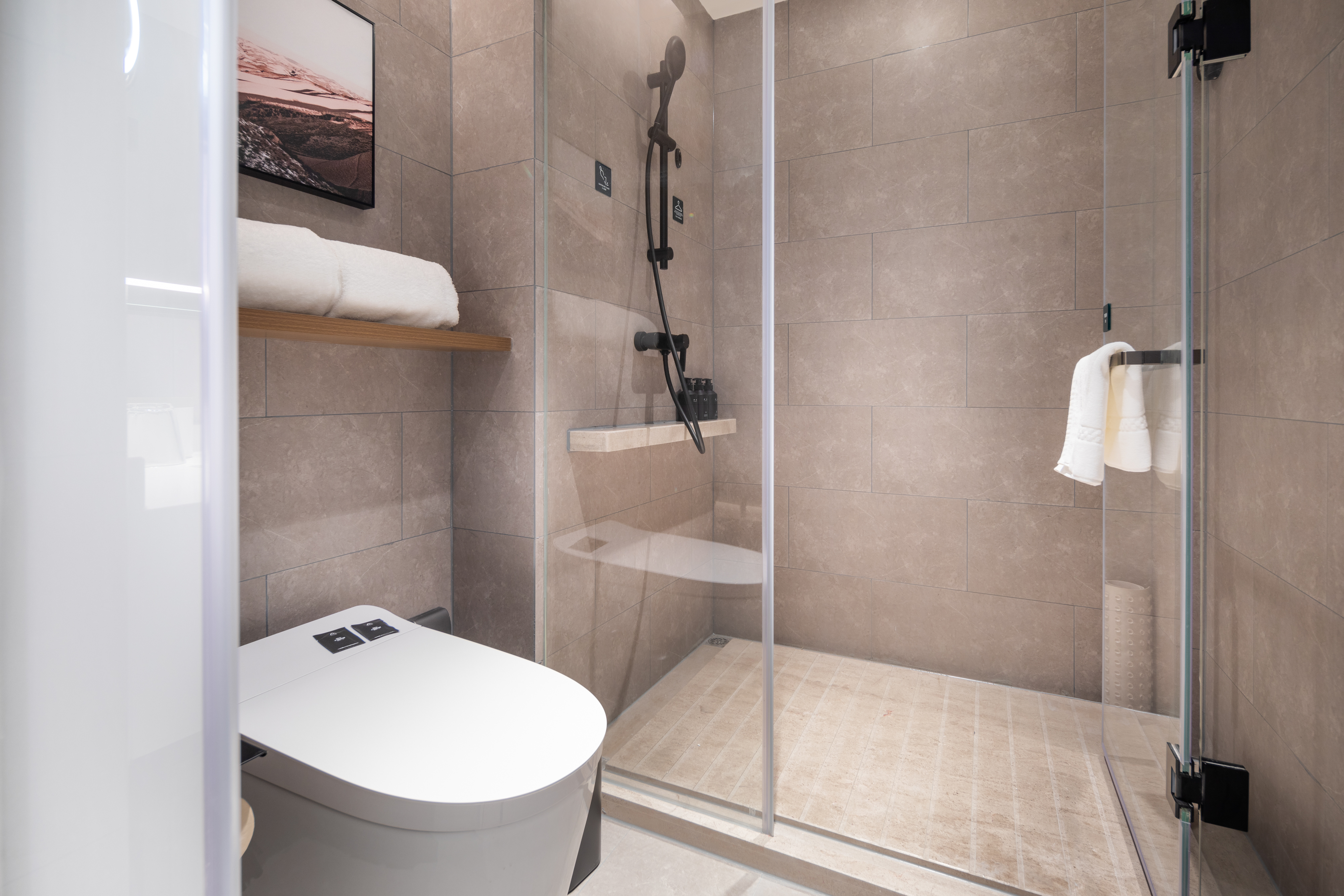 行政大床房（55寸投屏电视+迷你冰箱）