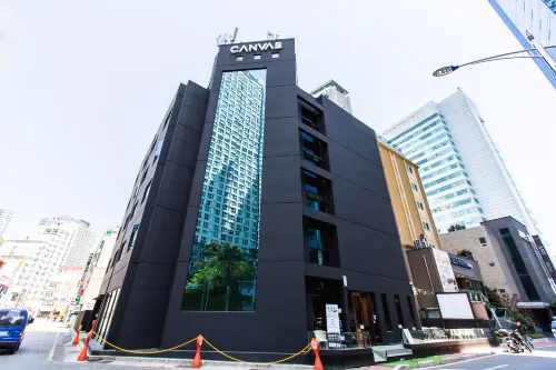 CANVAS HOSTEL BLACK