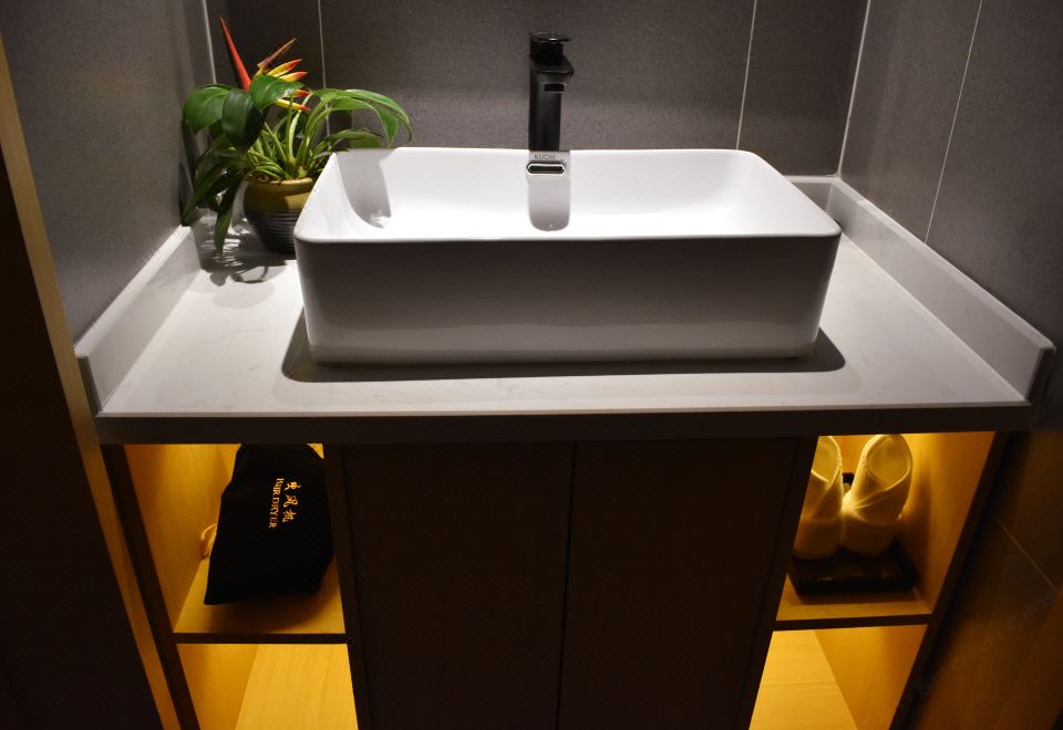 雅致大床房 |智能轻奢+全景落地窗