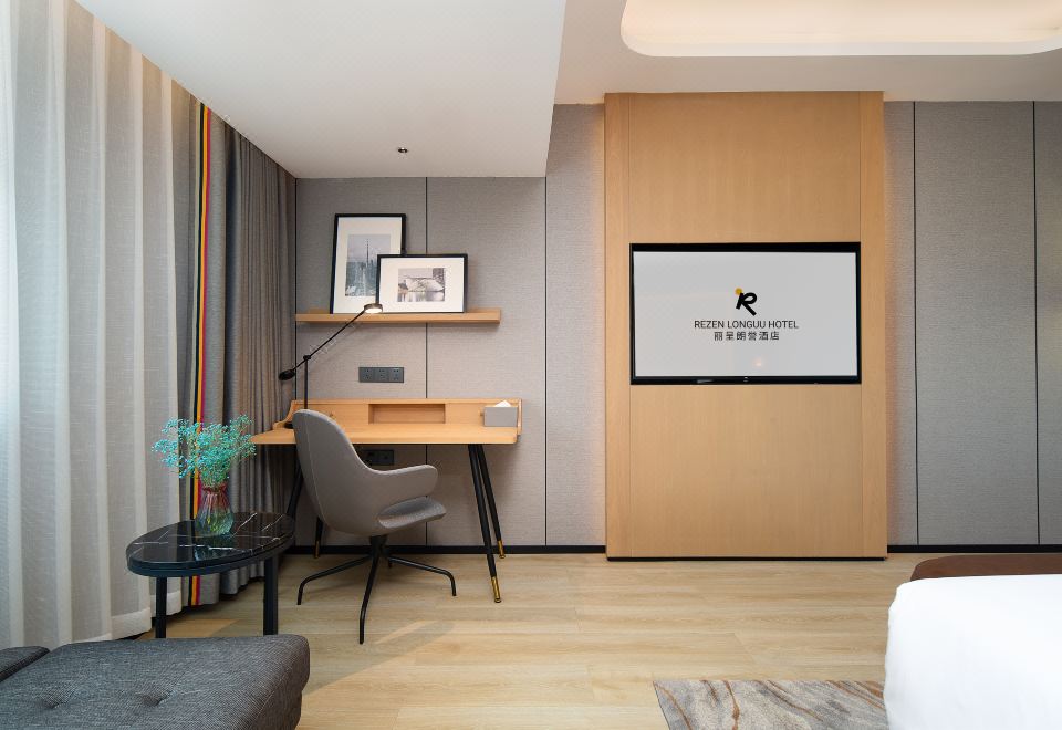 轻奢轻悦大床房（阳光城景+办公休闲+裸眠床品）