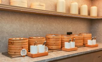 There is a wooden shelf in the middle with food on it, and there are other items lined up behind it at Ji Hotel (Shanghai Jing'an Temple Kangding Road)