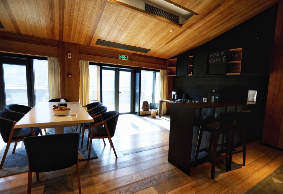 花園行政雙臥套房+2室1廳3衞+戶外露臺+宜人山色