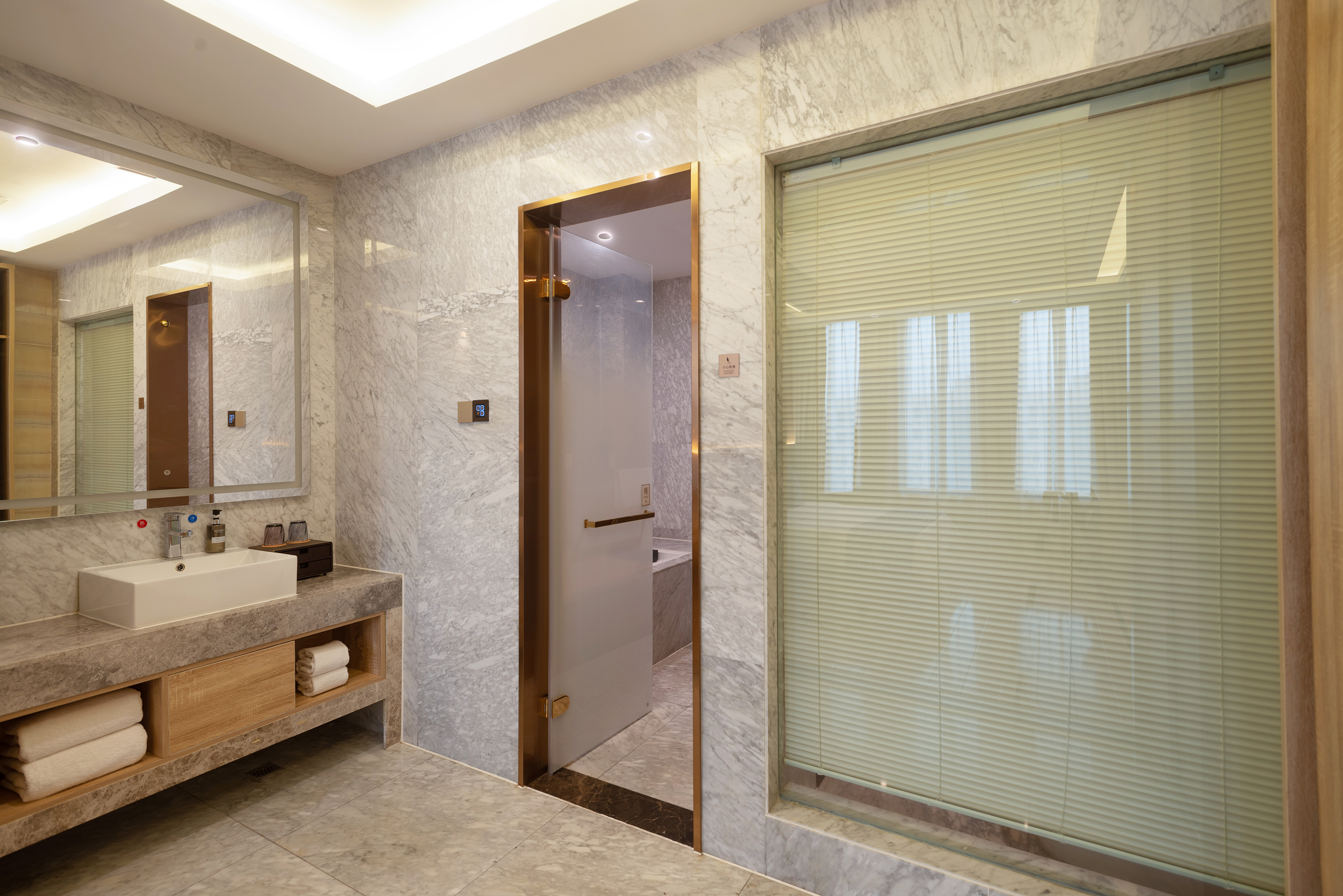 套房（超大会客厅＋静雅阳光落地窗＋双衞）