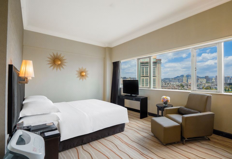 豪华湖景大床房