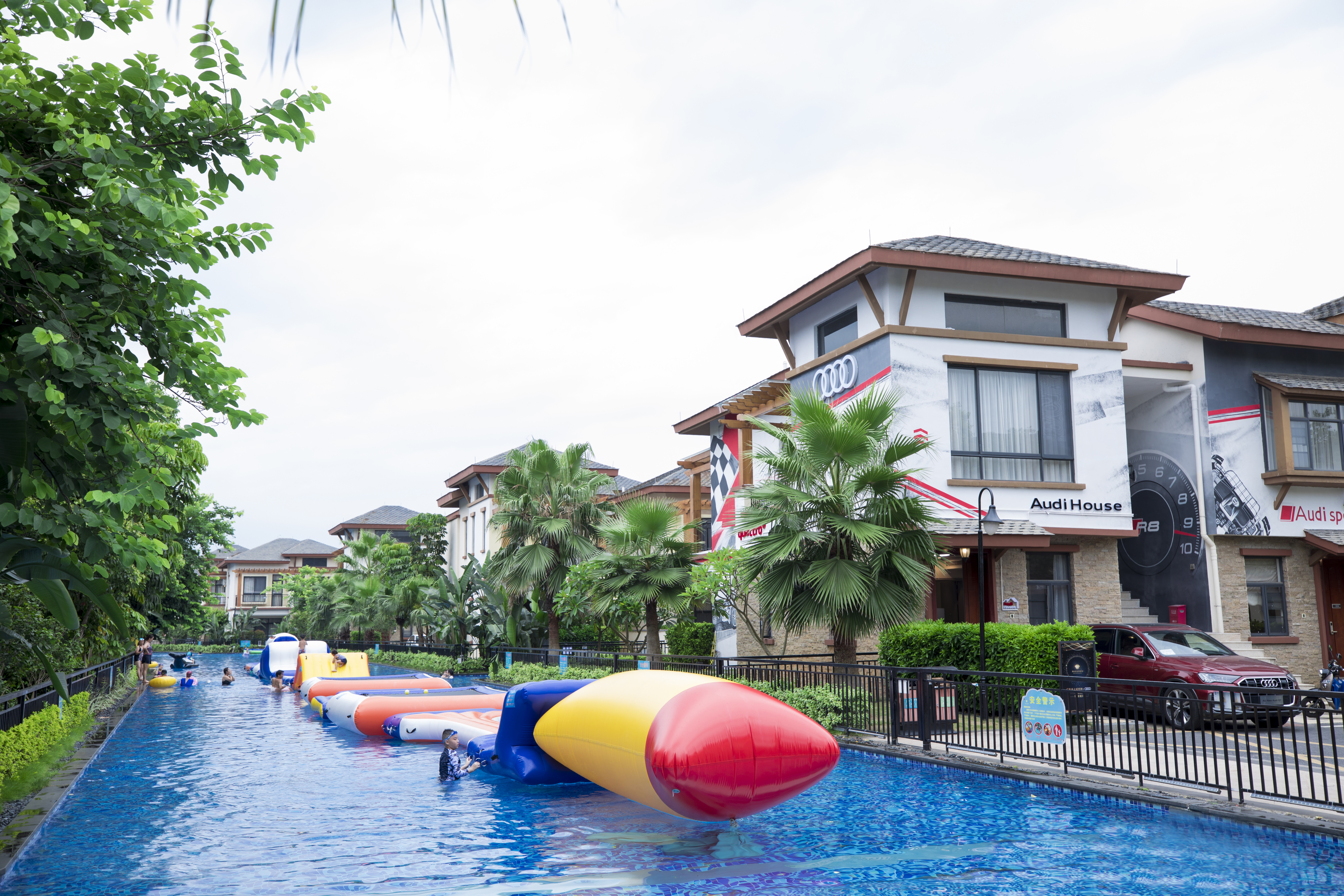 奥迪主题 | 亲水温泉大床套房（独立泡池）