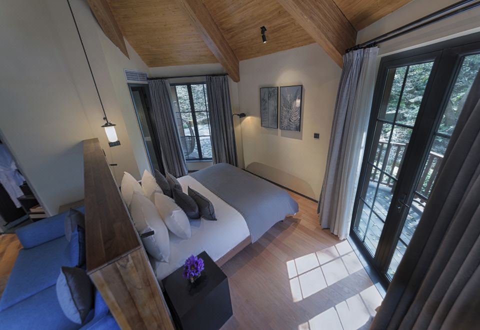Hangzhou SENBO Nature Park and ResortForest Castle King Cottage