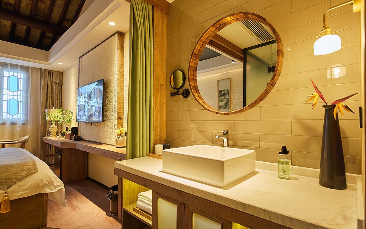 Yiman Hotel (Suzhou Guanqianjie Pingjiang Road Scenic Area)民国大床房（智能声控+小冰箱+乐家衞浴）