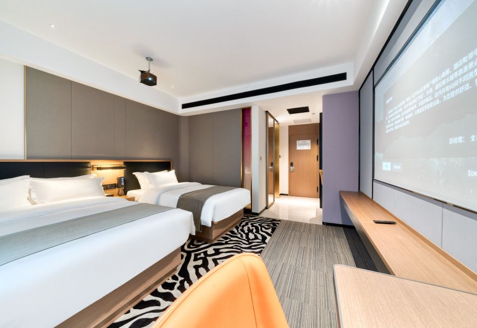 巨幕影音親子家庭房（極米百寸1080P投屏觀影+智能馬桶）