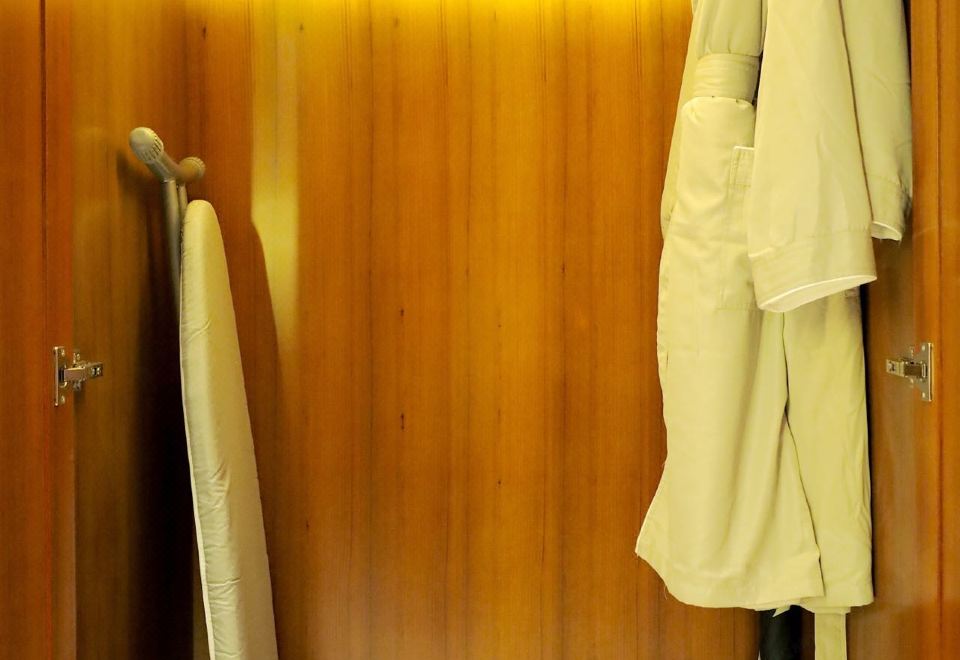 Oakwood Premier TongluDeluxe King Room